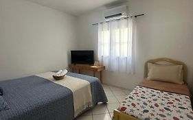 Casinha a 100 metros da praia